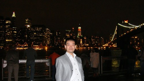 堀　雄介。おもに企業財務と料理を嗜む人だったのが、約5年のNY駐在で感化／魅了されたのか、東京に戻ってから兼業で舞台俳優・プロデューサーを。普段の勤め先は、総合家電メーカー→コンサル→インドア系メディア・IT・エンターテイメントな日本企業。北海道札幌市出身。劇団サラリーマンチュウニおよび空想嬉劇団イナヅマコネコ所属。