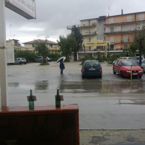 Lassù al nord, molto al nord, di Napoli, un vinaio solitario si eleva. Vaga cercando senso