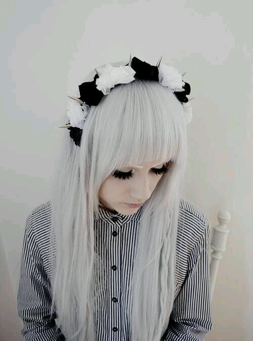 pierce the veil  *perdida en esta sociedad. vomitando sentimientos y fingiendo sonrisas.. el mundo me construyo esta jaula de la q no puedo salir