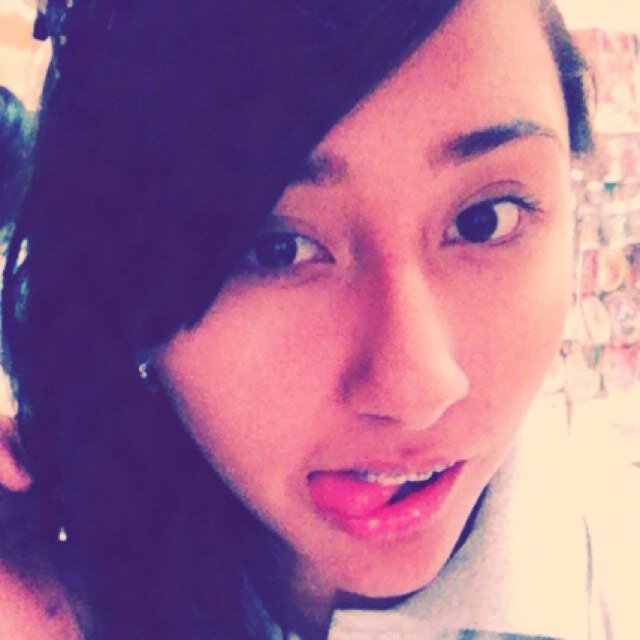 Mg jugar basket .....mg jugar guitar hereo ...and i like nirvana and linkin park....and i love my two sis niki and joss :) :) and i am a princess... Lol :)))
