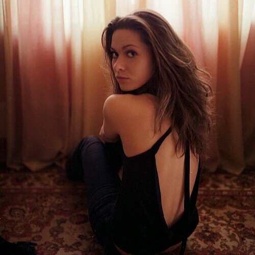 Young sister to Tobias Grayson. My favorite thing to do is fly around. I'm 16 and I came looking for him. single and looking 18+RP Teen Wolf and TVD rp.