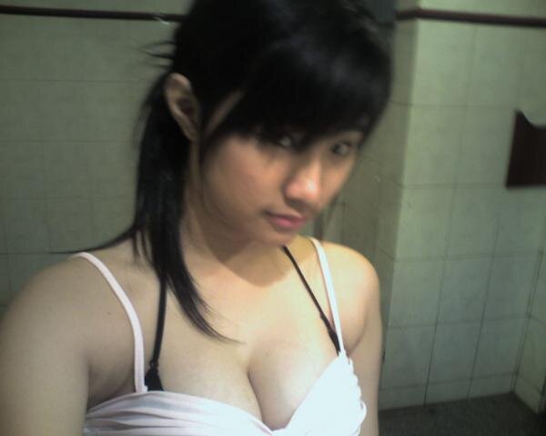 suka orang yang hitam manis, kontol itu enak :)