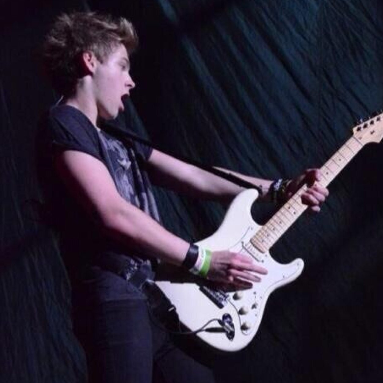 please follow @brooke_eliseee bc I just gave you a free follow :) she follows back 100%