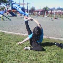 Vivo en Temuco city
Me dicen PanConShicle
por ser flexible
tengo 16 Añitos*o*
Signo zodiacal Geminis
Hago el mejor deporte llamado 
Cheerleading♥:3