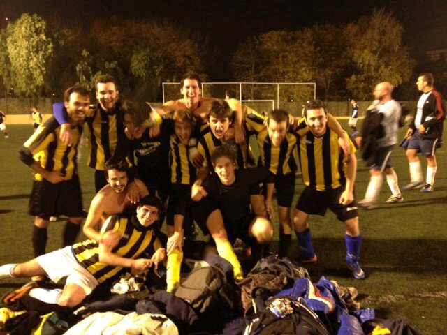 Equipo en twitter, fake en el campo.