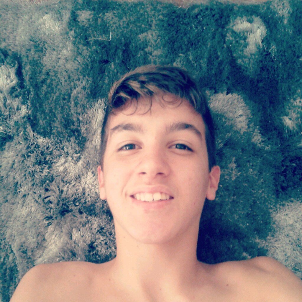 Tenho 14 anos,gosto de músicas e sou mtoo loko por futebol
gosto muitoo de sair por ai,enfim,principalmente de namorar hmmmmmmm
