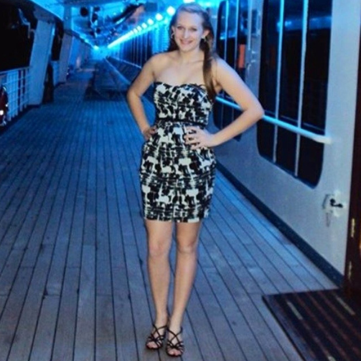 emily_browniee's profile picture. Drop it like its hot.