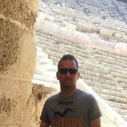 Fenerle tararsın kara geceyi, Ararsın ömrün boyunca, Sorarsan buldunmu doğru heceyi, Bilmem ki......