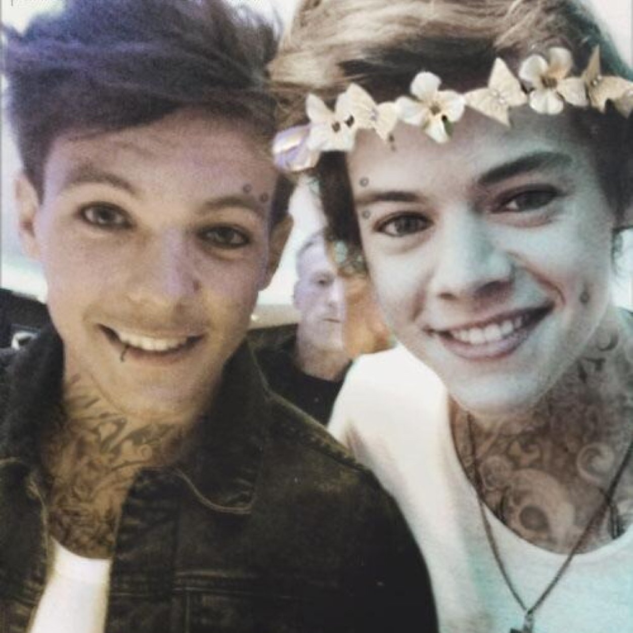 Hi i just wanted to say each and every one of you is beautiful inside and out and i love you if you ever need to talk tweet @sparklinglouis ily
