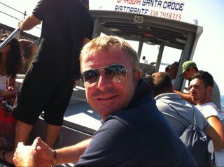 mauvitiello's profile picture. Non esiste vita tanto buia dove non ci sia mai passato un sorriso. [Maurizio Vitiello]