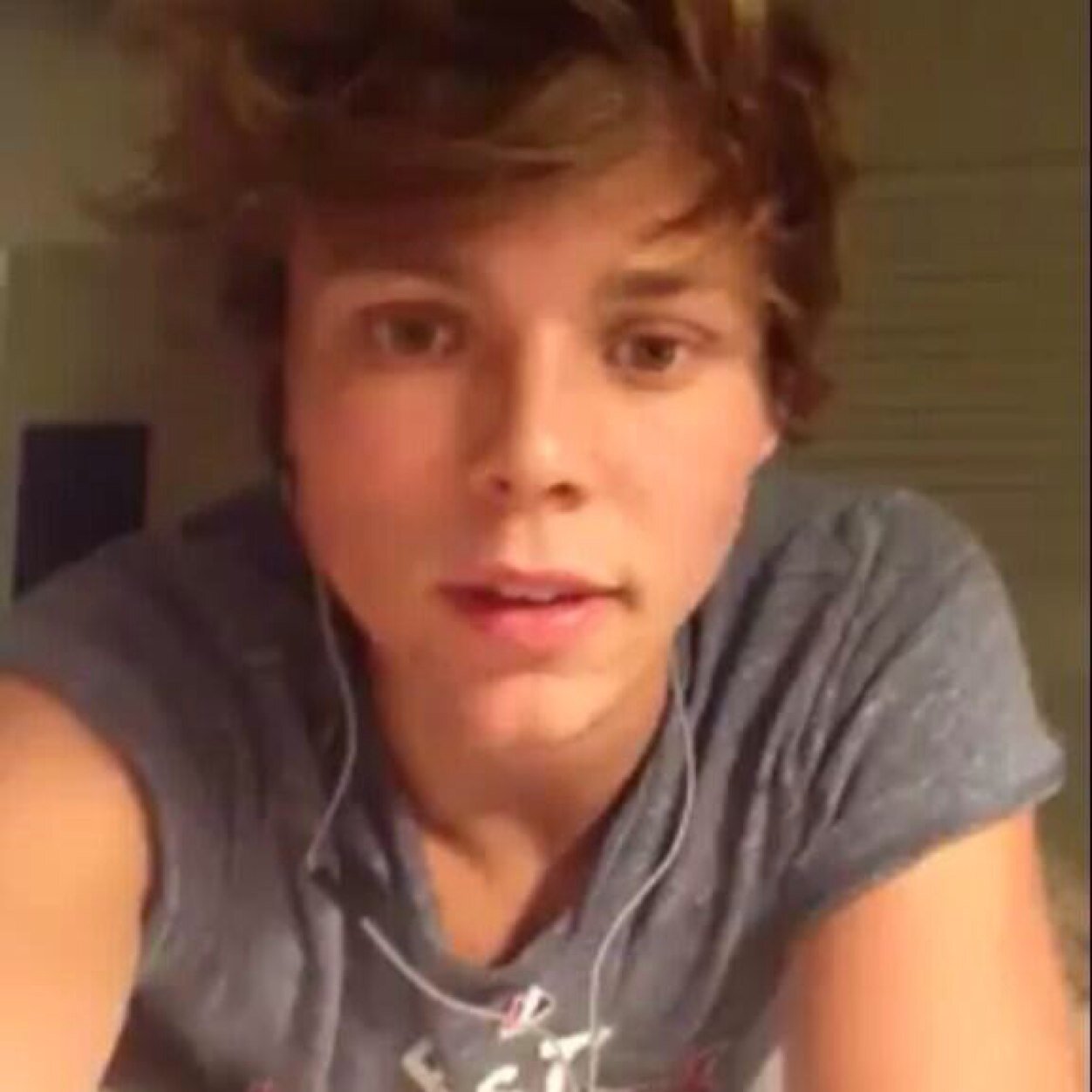 Heres a free follow and can you please follow @cakeyashton thank you x