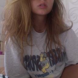 ♡ Ive got flowers in my hair and demons in my head ♡
