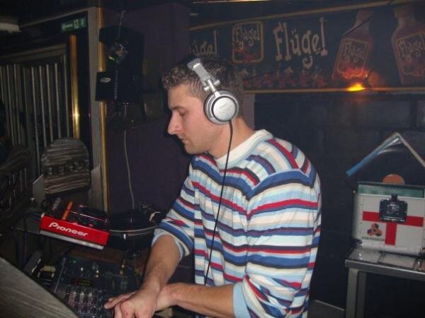 For remix/production enquiries please email: djstevemuller@gmail.com
For booking enquiries please call :
+44(0)7722296364