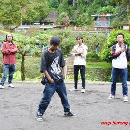 Akuu adaalah seoraang priaa yang baek hatii dan tag penah melukai hati waniitaa...akuu rapper tapii bukan rapper bajingan..