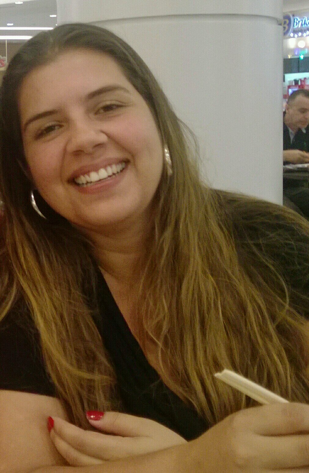 Sou feita de alegria,sarcasmo e simpatia,Música e melodia,tempestades e calmarias,Sou minhas verdades,meus ideais e vontades.Uma mãe virginiana.
