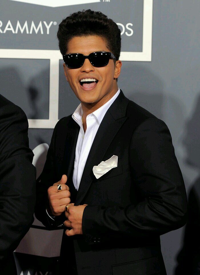 Girl of 99. Bruno Mars, my inspiration, my IDOL. I guess nothing more to say. [BE HOOLIGAN]