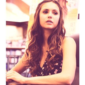Soy Elena Gilbert. 18 años. Vampira. Enamorada de los hermanos Salvatore.