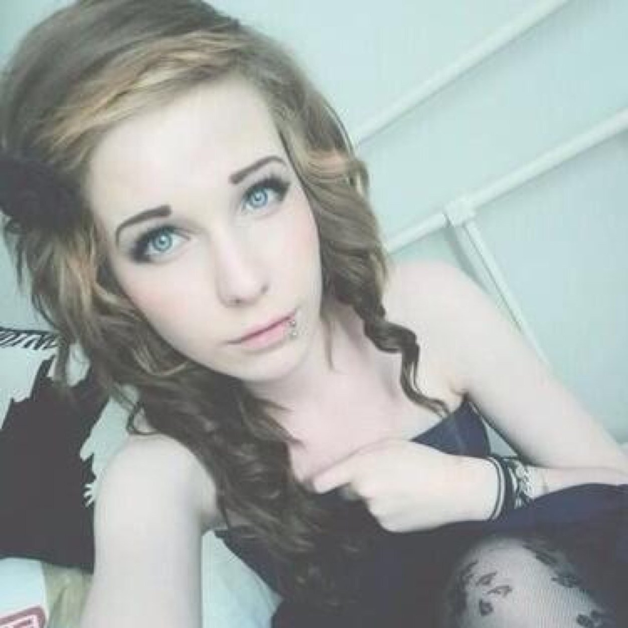 My names Heaven Im girly and weird... I like turtles and I have a baby on the way. I have three little minchkins❤️