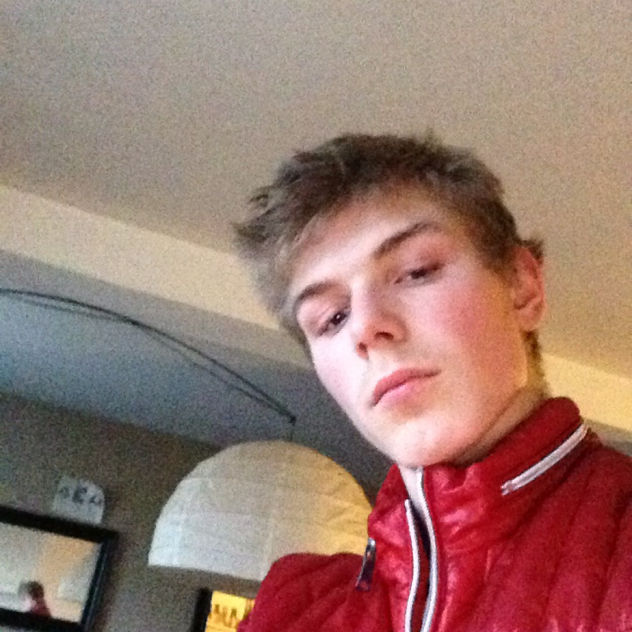 youtuber de 19 ans a votre service