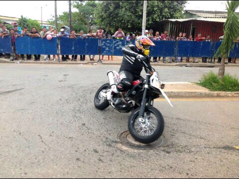 Un amante del motocross y la velocidad adicto a las motos y las mujeres ;)