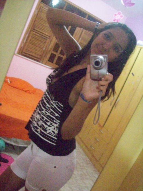 α gαrotα αpαixonαdα q vive α vidα dα melhor mαneirα possível!. q tem muitos motivos p/ ser feliz,mαs q nem por isso dxα de derrαmαr umα lαgrimα de vez em qnd(ý)