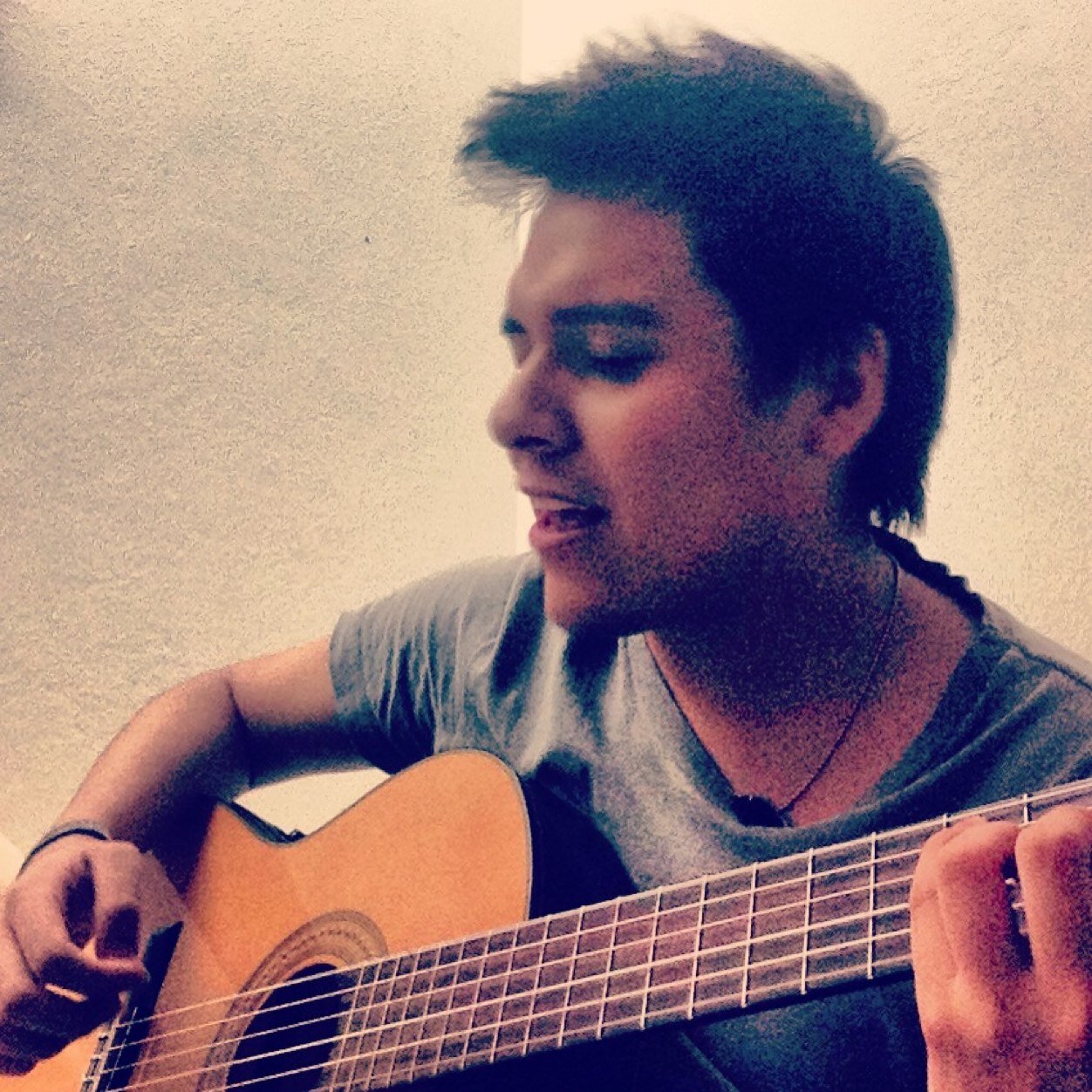 hektor_Legend's profile picture. Musico, vago, algo fumador, guitarrista por afan, madridista por gusto, intento de cantautor por vocacion