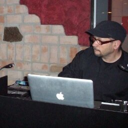 Apolo Mix es una discoteca móvil que basa su éxito en un excelente sonido, variedad musical, divertida iluminación, y sobre todo, pasión por la música.
