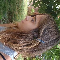 Je m'appelle Emma, j'ais 14 ans, je suis fan de Justine Bieber et de Miley Cyrus