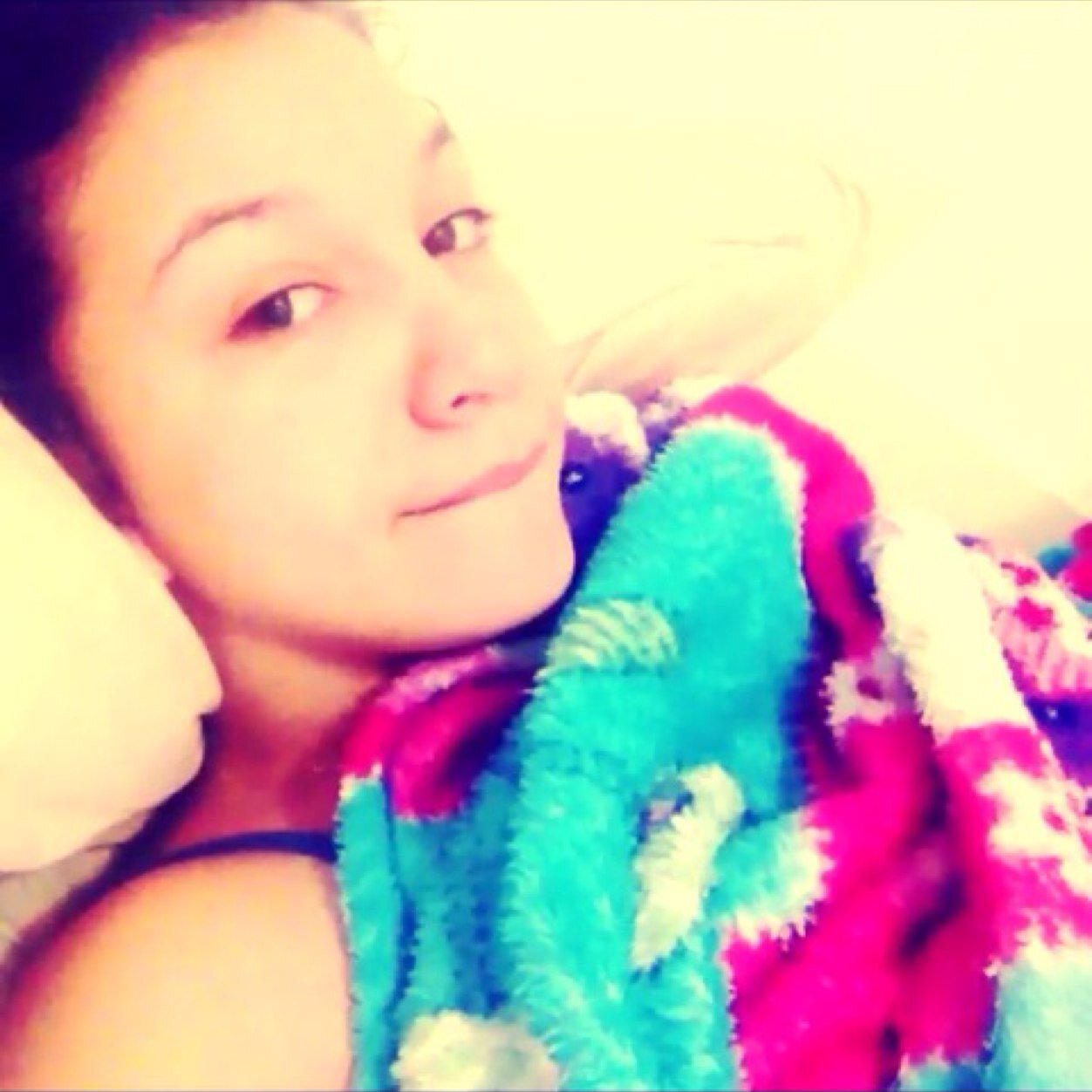 Os meus olhos brilham mais que o sol, quando vejo tudo que já fez por mim. (@PriAlcantara) desde: 18/05/12