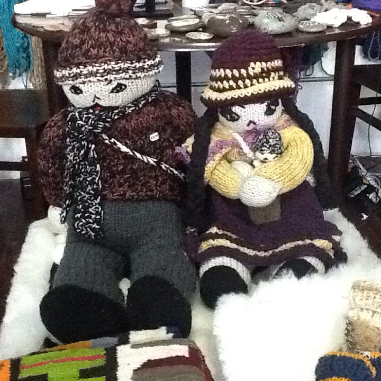 Local artesanal en pleno Barrio Italia, tejidos en lana natural teñida e hilada a mano, fieltro, alpaca e hilo, botones de madera, cuero de salmón, accesorios.