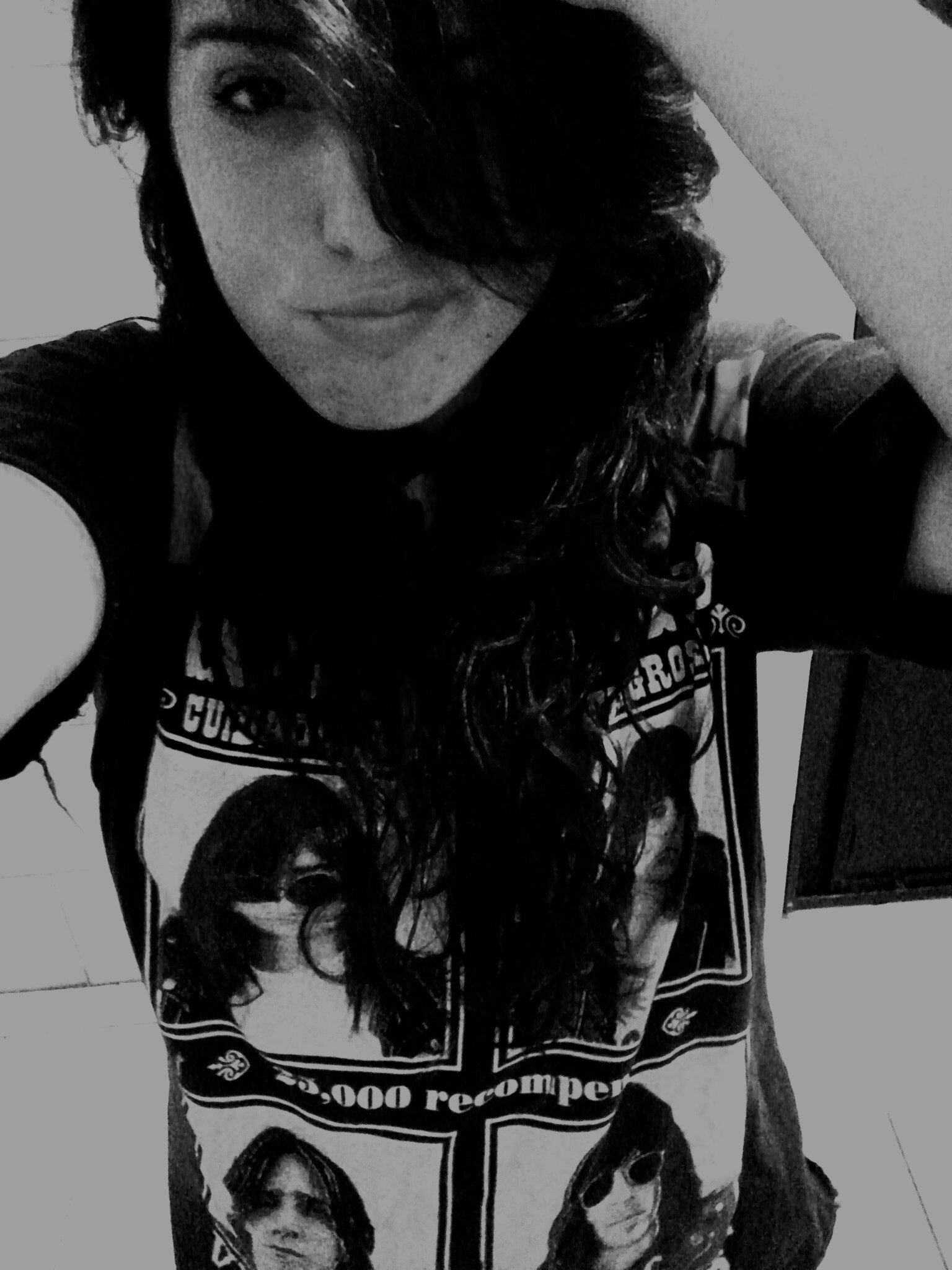 Tipo de pessoa de ideias abertas,vivo a sociedade alternativa.. Devota do bom e velho rock in roll,adoro ler,e me divertir ate onde puder,limites poucos.