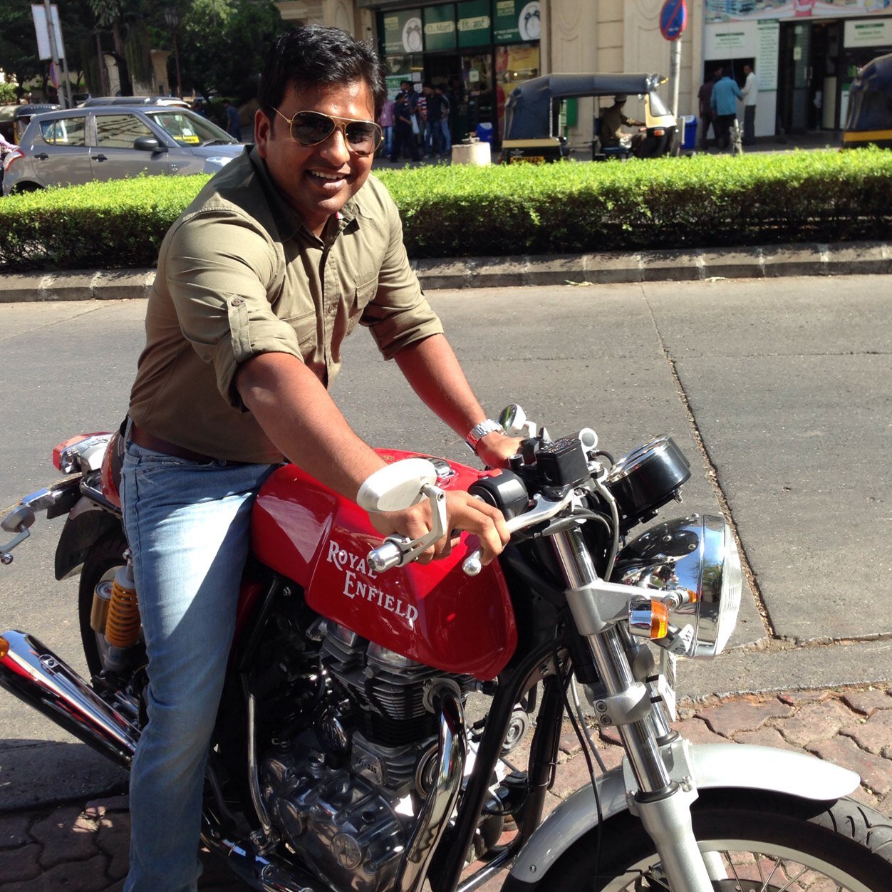 Attention seeker. Escapist. Biker. Photo enthusiast. Rhyme poet. A complete Glutton.