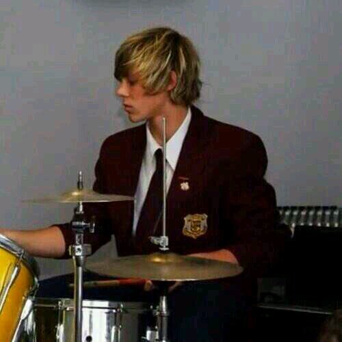 I'm Ashton Irwin.Drummer & singer from 5 seconds of summer. frist bot | 28-4-13