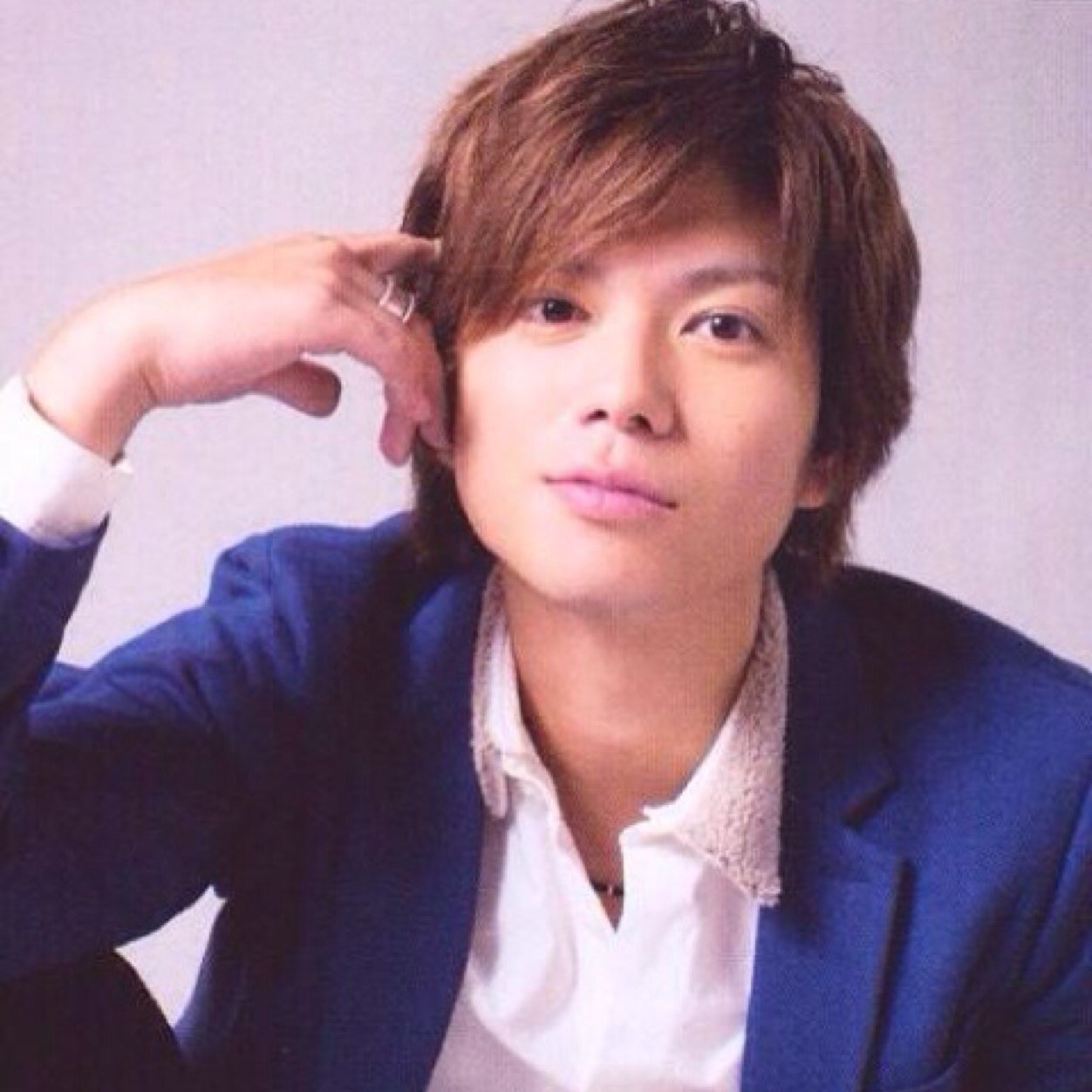 後に小説家としてデビューする、加藤シゲアキ自筆エッセイ連載「青い独り言」から抜粋しています。