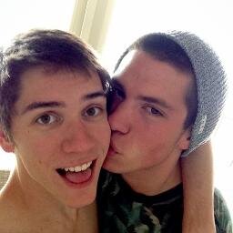 Nacido en Inglaterra y enamorado de un pivon español :$ @jared20d te amo mi amor y siempre te amare.