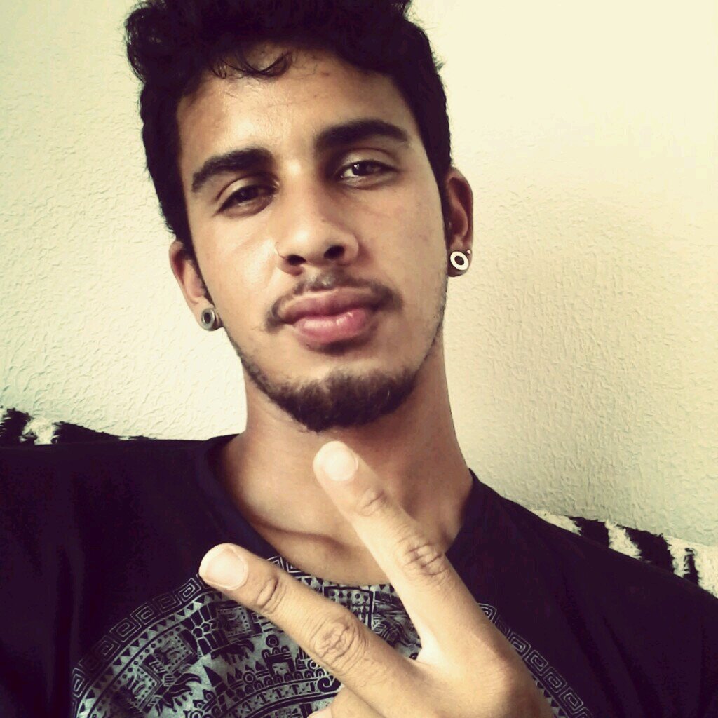 A única recompensa que você recebe depois de sofrer, é amadurecimento. Mais nada. A vida não mima ninguém ✌