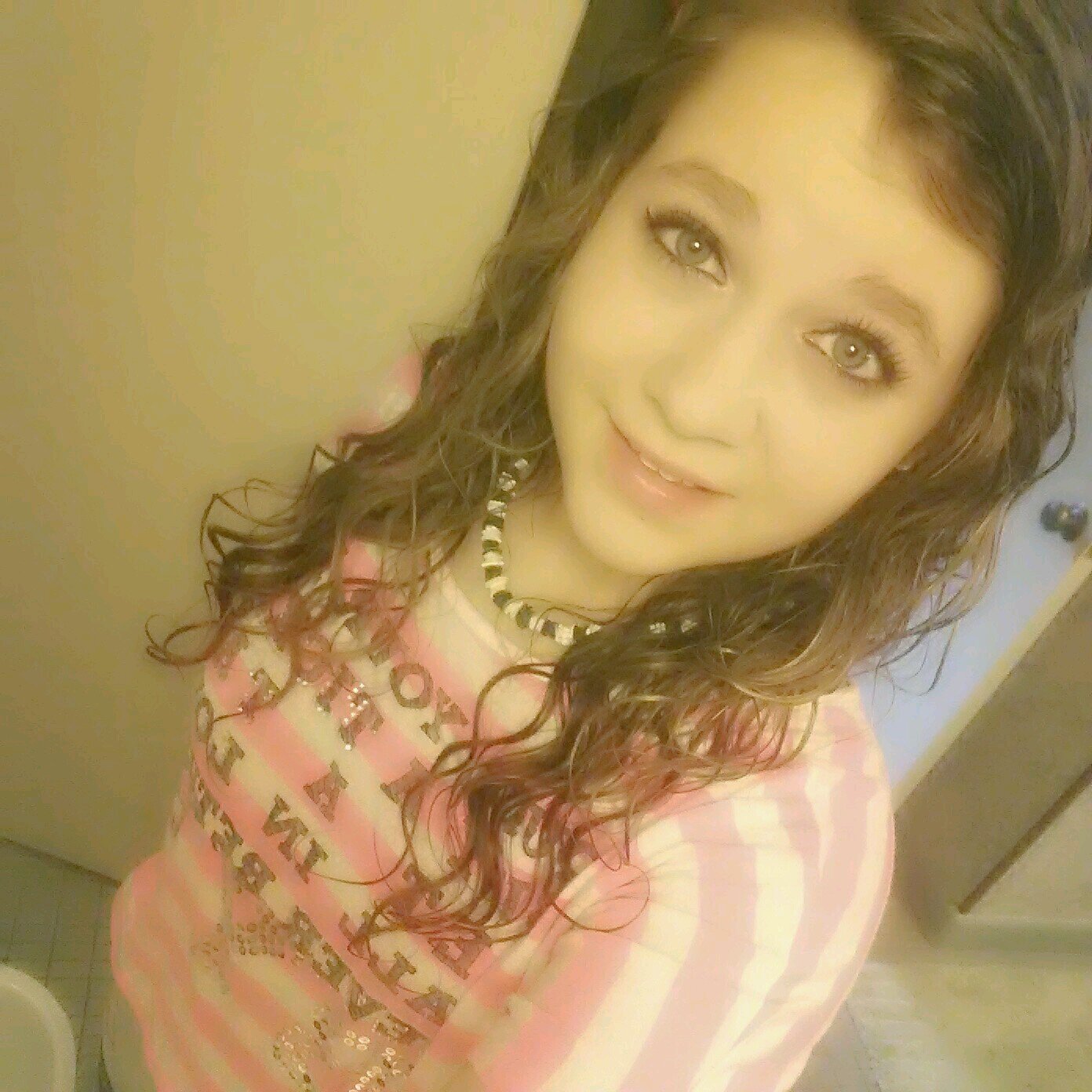 i love to listen to music and hang out with my friends. also i like to text many people!! and tweet many people as well!!