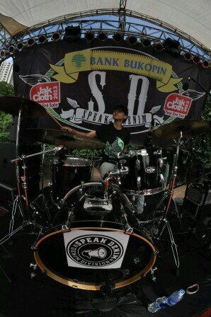 I play drums for @HelloMondayBand .-. Path : Aldo Vidian | Instagram : Aldovidian