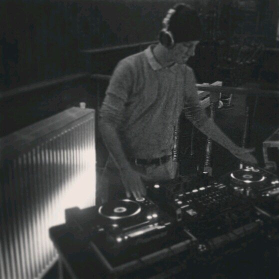 Hallo mijn naam is Jurre en ik houd van Drum&Bass daarom draai ik het en maak ik het, dat maakt mij heel blij, oja ik gochel ook nog. Groetekes