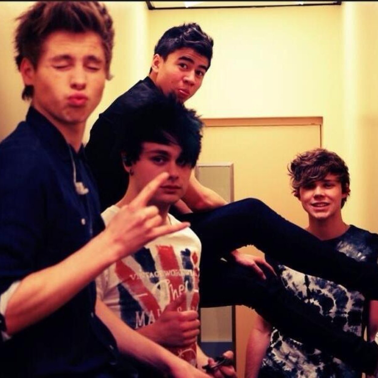 Gave you a follow now follow @5SOSRidesHard. Dont follow this acc(: Shes my bff. And does dms 4/4 (:
