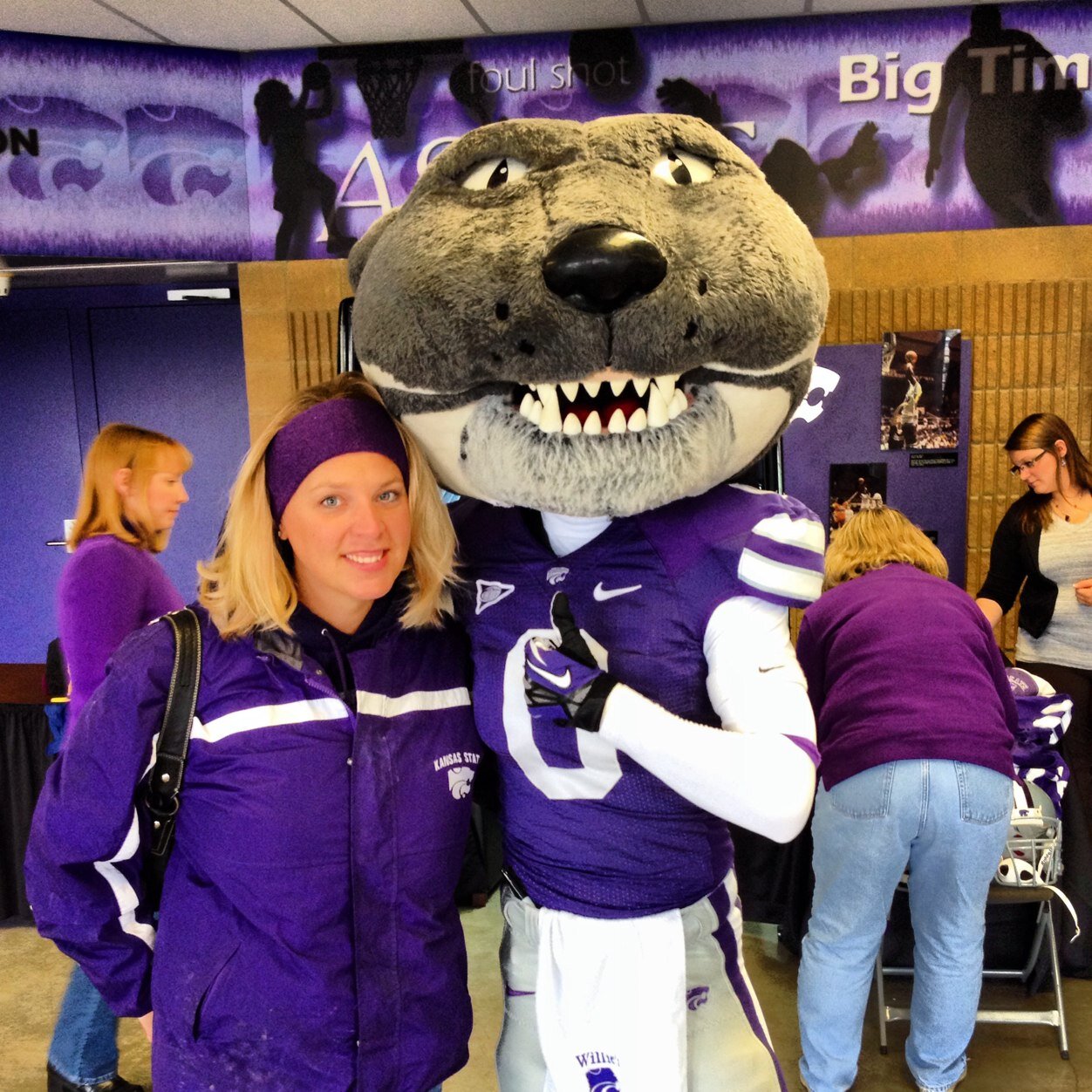 A girl that bleeds purple for her K-State Wildcats. I'm on Twitter to follow my team and tweet about my adventures. The ups and the downs.