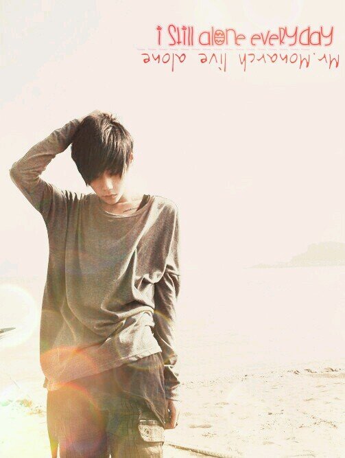 อยากมีเพื่อนกับเขามั่ง.. .นั่งกอดเขาเขี่ยพื้น