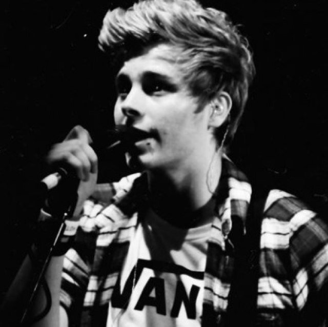I just wanted you to know that i @hemmo1996ily will be here and if you need me just ask and i will be there
                         I Love You ❤