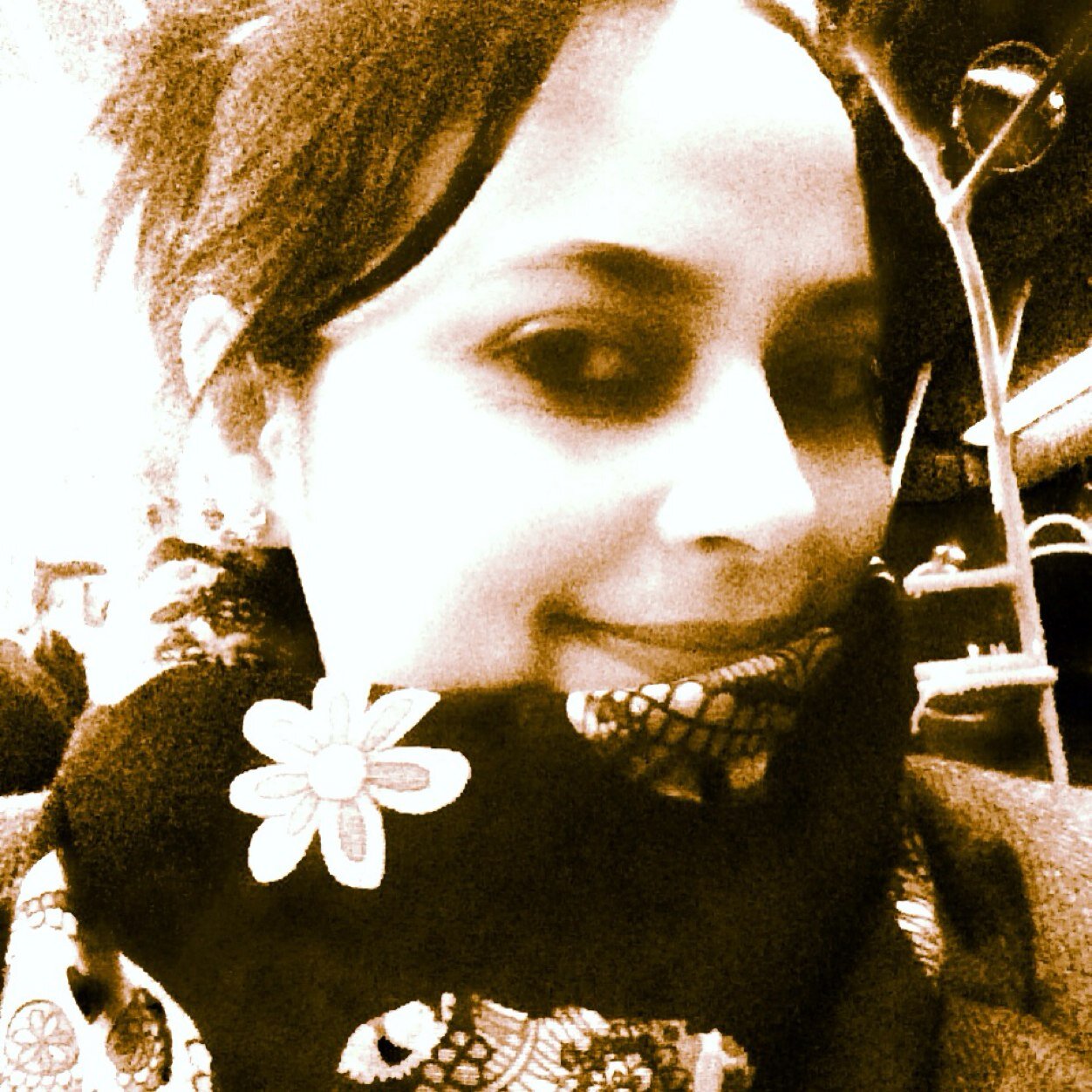 Media professional. Love everything about advertising, daydreamer, victim of mood swings! Insane wife, 
 passionate chef..in love with everything about food.