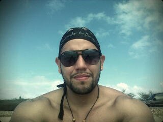Soy una persona honesta sencilla me gustas las cosas buenas de la vida el respeto y el amor me gusta decir lo q siento y me gusta divertirme mucho