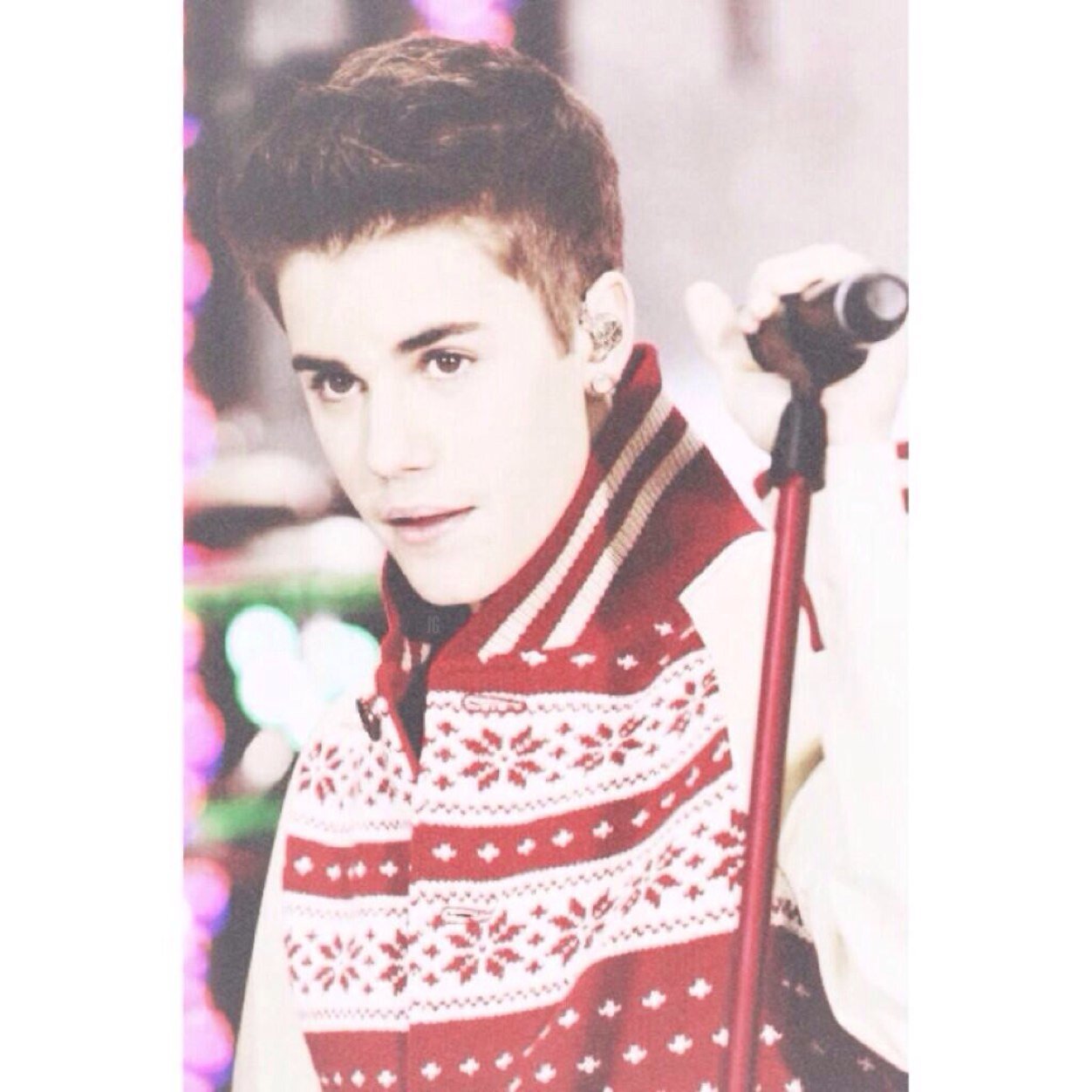 I ♡ Justin Bieber, Selena Gomez, Demi Lovato, Miley Cyrus, Ariana Grande, music, food, drinking tea, reading books, puppies, cats & god. XO Happy Holidays ❄️