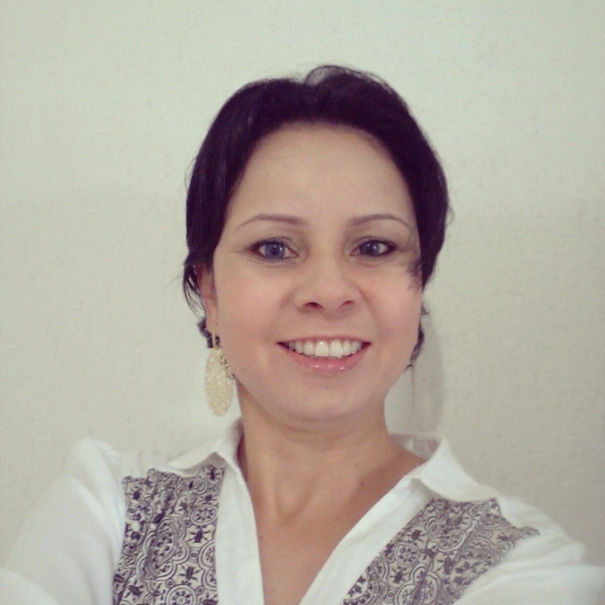 Sou pessoa de dentro pra fora. Minha beleza está na minha essência e no meu caráter. Acredito em sonhos, não em utopia. Mas quando sonho, sonho alto.
