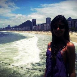Moça risonha. Que ri e sonha.