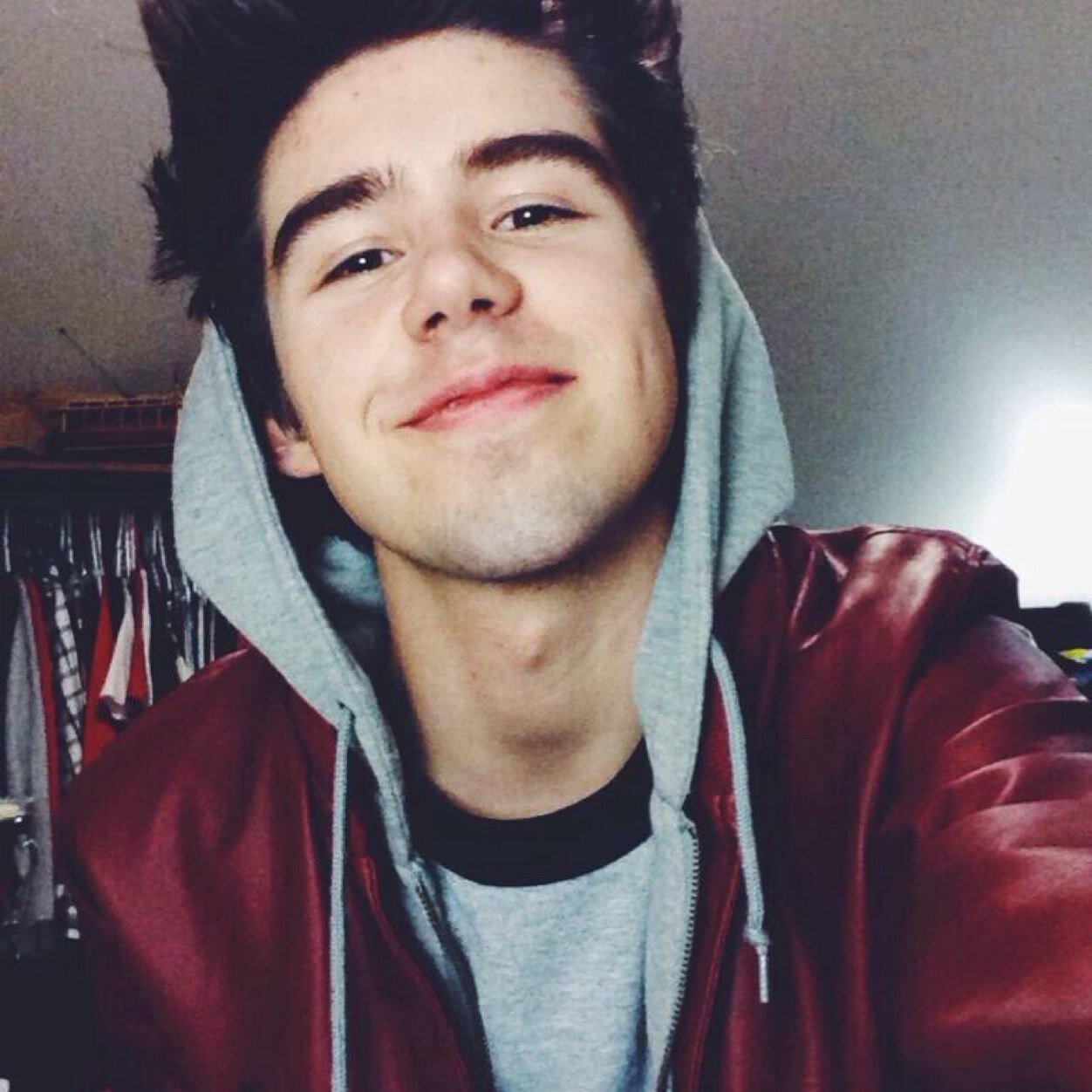 swaveyfake's profile picture. People are gna forget about u like if u were wind passing by , fuck them & the rest. ✌️