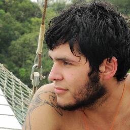 (32) Alias Negro. Informático con corazón de Músico. Deportista casual, futbolero azul. Amigos y familia, mas nada! Ejista!